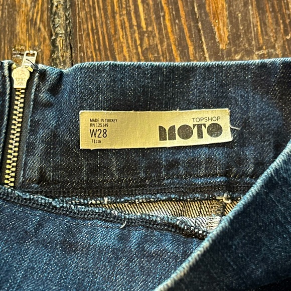 Topshop Moto denim mini skirt women’s size 8/28 with zipper closure and pockets - Picture 2 of 4